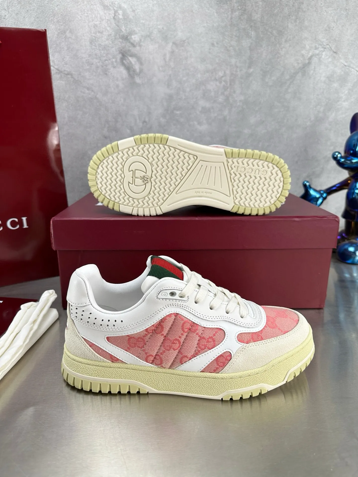 Factory price: 640💰The top version of Gucci Gucci's latest hot-selling couple's sneaker series is shipped. The original version is purchased, developed and manufactured. This high-low top sneaker adopts a basketball-style silhouette design, cleverly incorporating hollow panels and distressed effects, showing its unique ingenuity. The ingenuity incorporates brand logo details such as interlocking Double G styling accessories and Gucci lettering, a low-key tribute to the brand's design heritage. Exquisite packaging at the delivery counter 🛍📦 ▪️ Fabric: Original customized imported first-layer cowhide ▪️ Inner lining: Imported first-layer cowhide ▪️ Sole: Original molded TPU sole ▪️ Sole thickness: 3cm ▪️ Size: Women's 35-41 Men's 38-45 (Female 41, Men 38 45 customized) ▪️ p